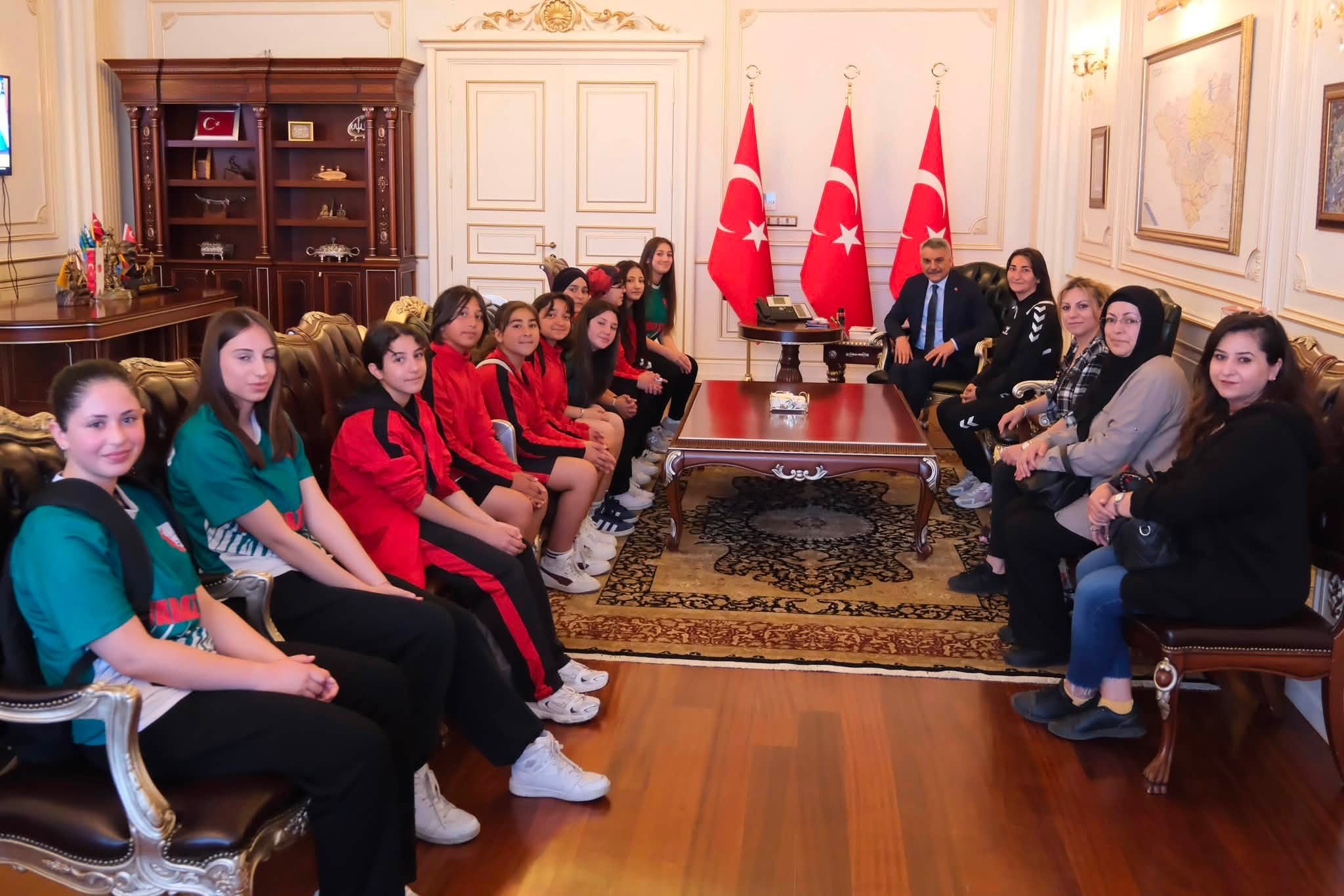 Vali Özkan’dan Gelişim Ligi’ne Katılacak Kız Futbol Takımına Moral Ziyareti
