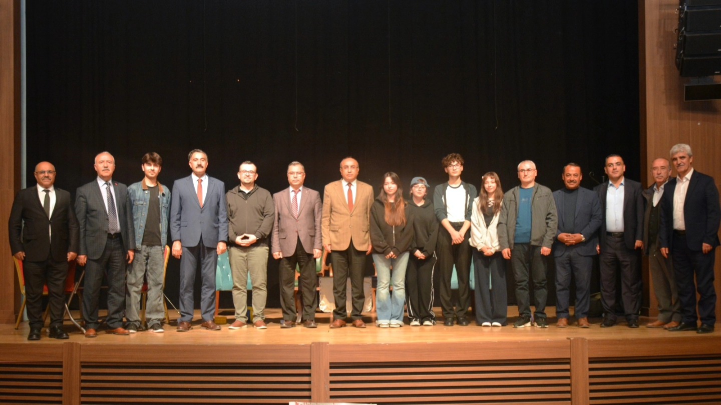 Yozgat’ta “Biz Dersimizi Aldık” Tiyatrosu İzleyiciden Tam Not Aldı