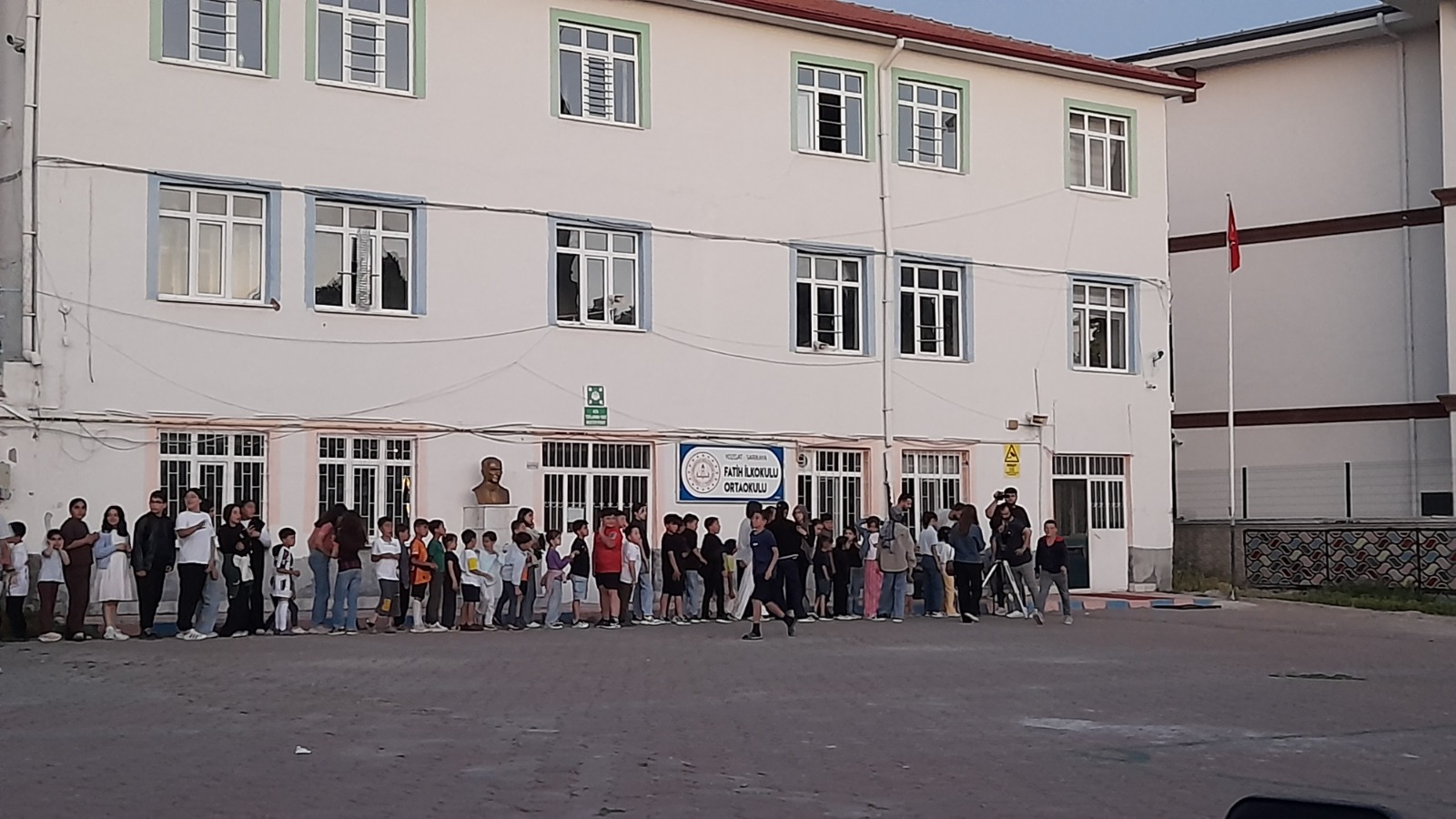 Sarıkaya’da Bilim Rüzgarı Esti: Öğrenciler Teleskopla Gökyüzünü Keşfetti  