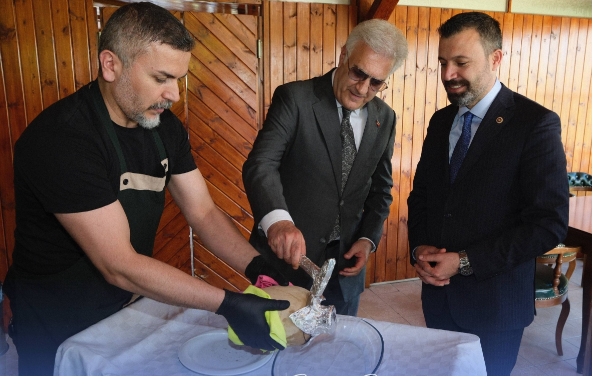 Tamer Karadağlı’ya Yozgat Çamlığı’nda Testi Kebabı İkramı