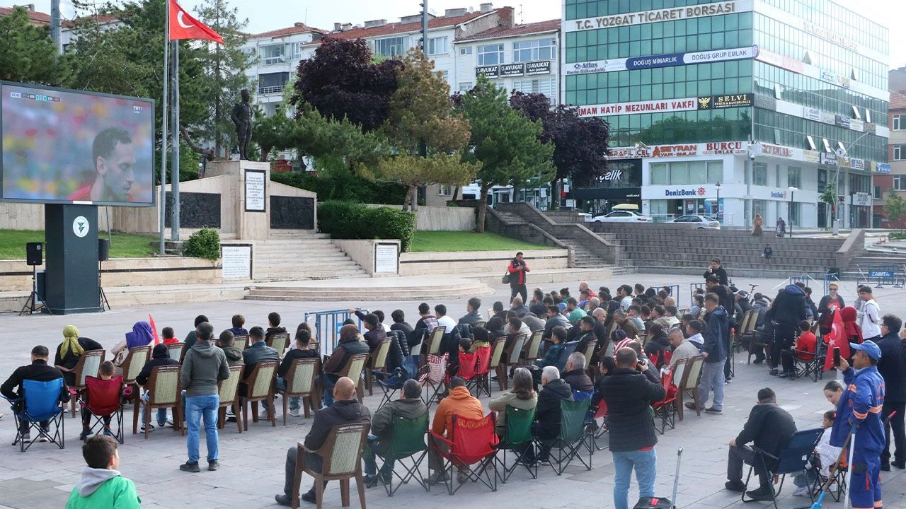 YKS Nedeniyle Meydanlarda Dev Ekranlarla Milli Maç Yayını İptal Edildi