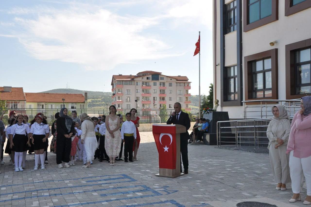 Akbay İlkokulu’nda Renkli Yıl Sonu Şenliği