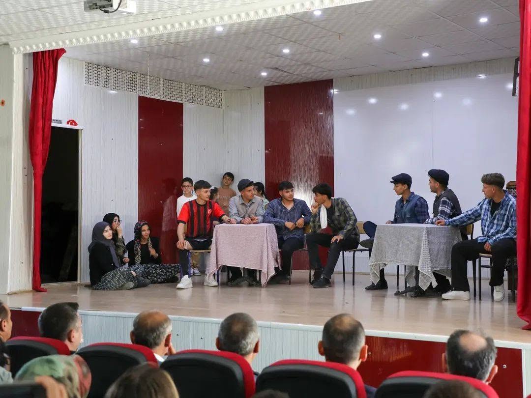 Çekerek’te “Komşu Köyün Delisi” Tiyatrosuna Yoğun İlgi