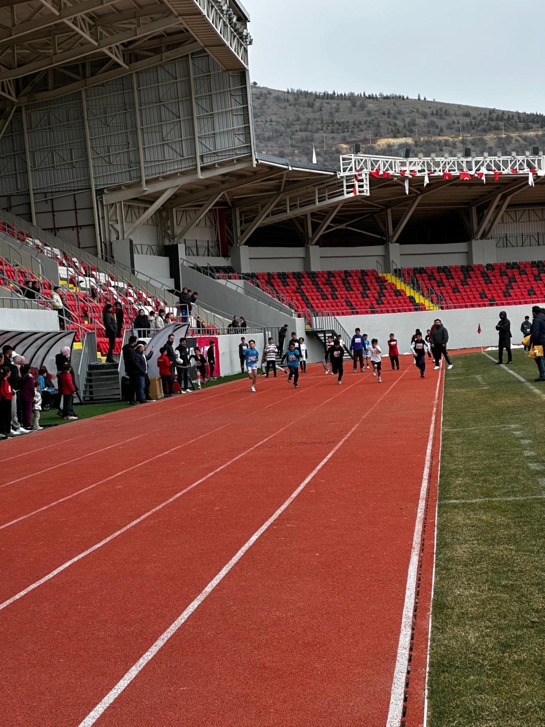 Yozgat’ta “Türkiye’nin En Hızlısı” Yarışmaları Heyecanı: 150 Genç Pistte Ter Döktü