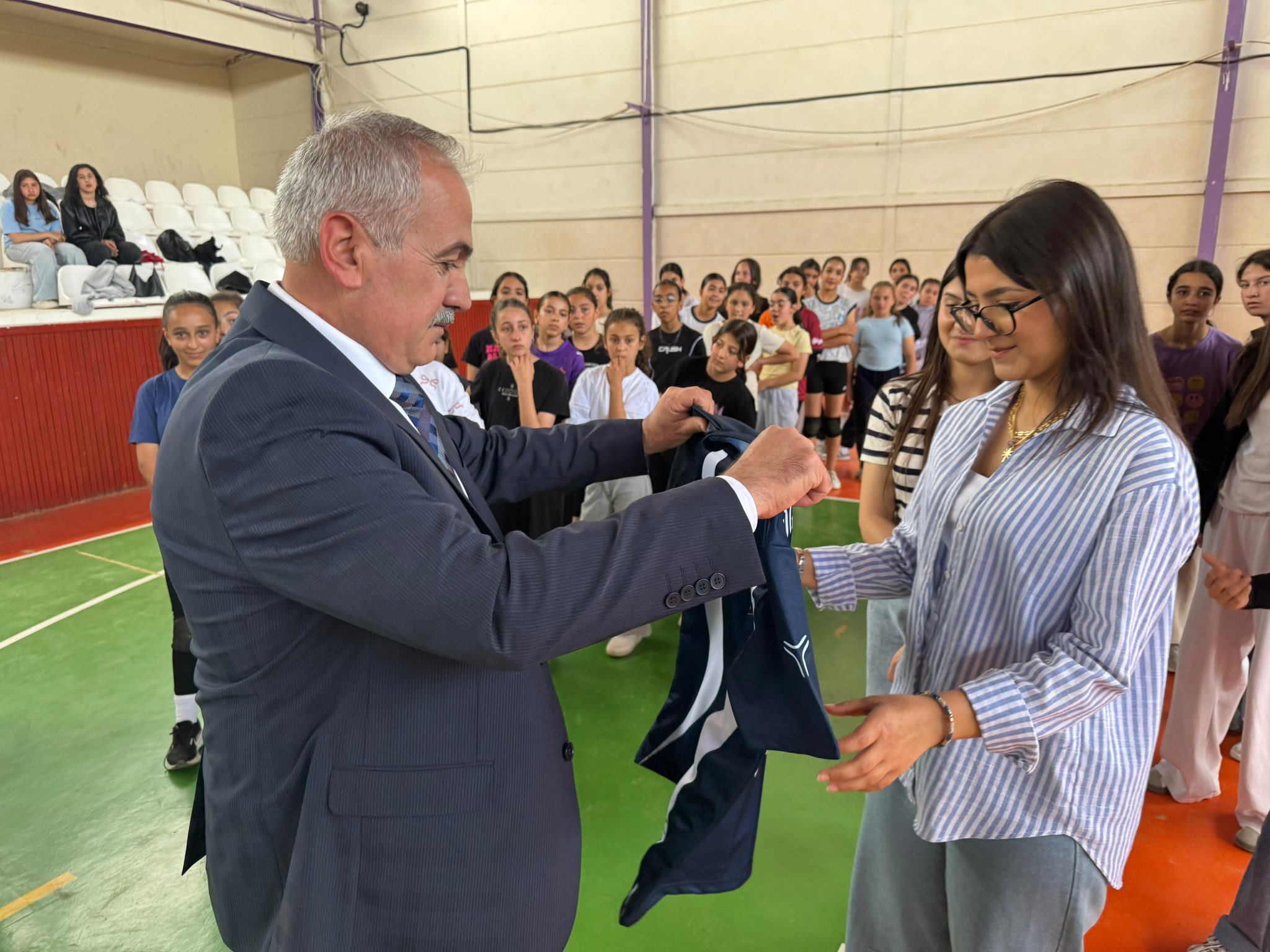 Başkan Gökhan Coşar Gençlerle Voleybol Oynadı
