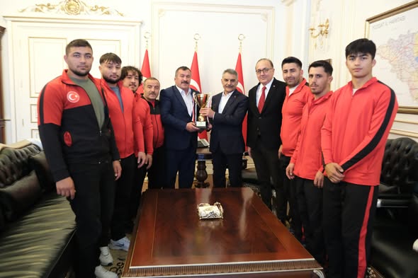 Başarılı Güreş Takımı Vali Özkan'ın Konuğu 