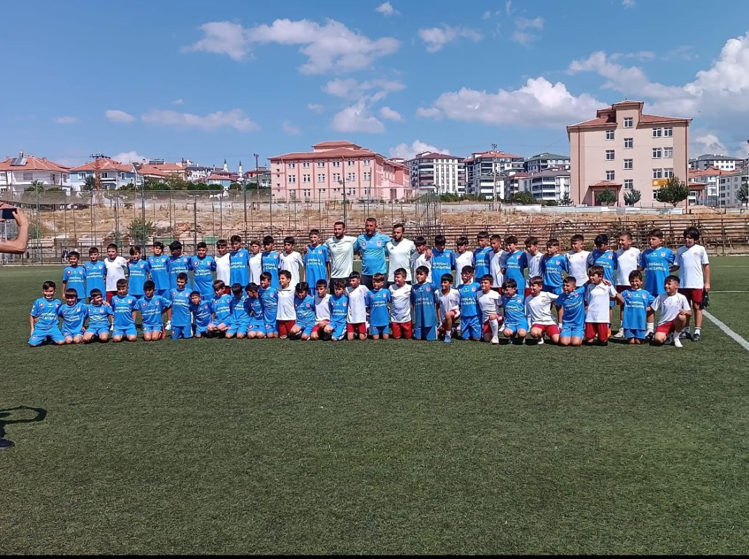 Minik Futbolculardan Dostluk Maçı