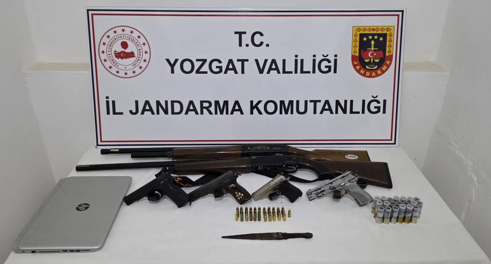 Kadışehri’nde Cephanelik Baskını! Ruhsatsız Silahlar ve Tarihi Hançer Ele Geçirildi