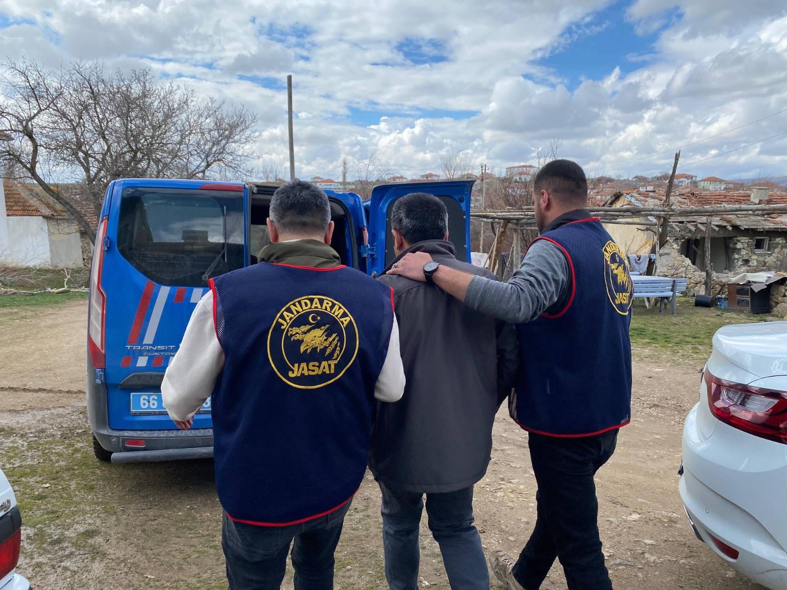 Jandarma Aranan Şahısları Yakalayıp Adalete Teslim Etti