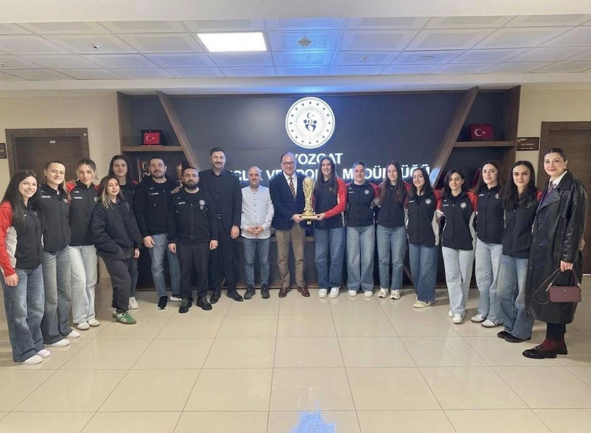 Yozgat Kadın Hentbol Takımı Başarılarını İl Müdürü Hopur İle Paylaştı