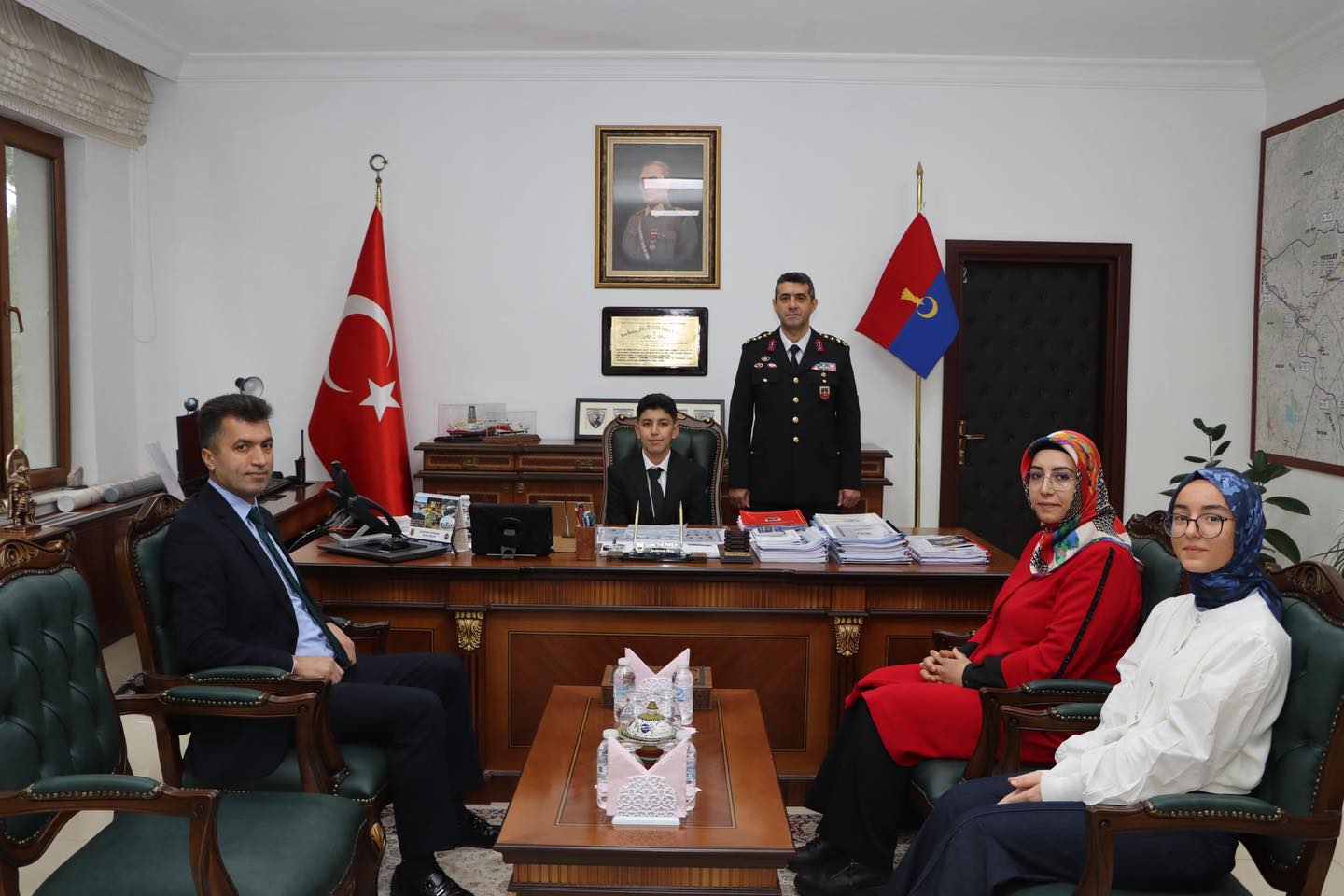  Minikler Jandarma Komutanlığı Makamında