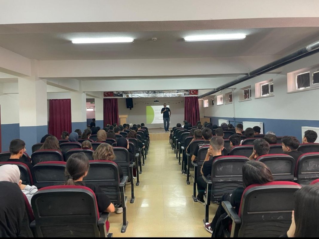 Prof. Dr. Ozan Ünsalan Liselilerle Uzayın Sırlarını Paylaştı