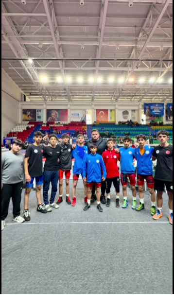 Rıza Kayaalp, Yıldızlar Ligi’nde Genç Güreşçilerle Buluştu