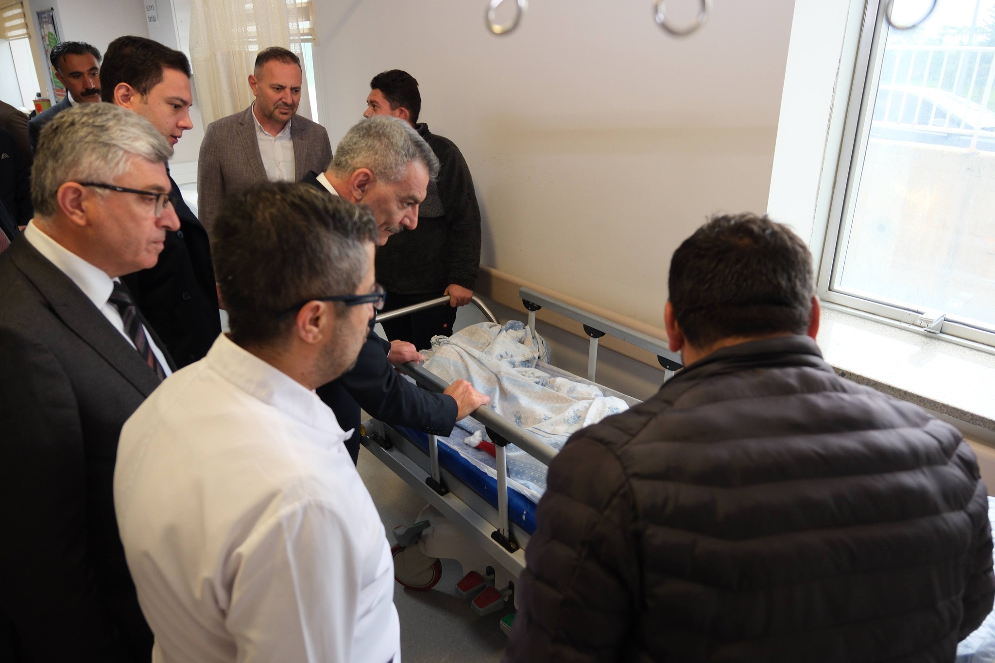 Vali Mehmet Ali Özkan’dan Hastanede Yatan Öğrencilere Ziyaret