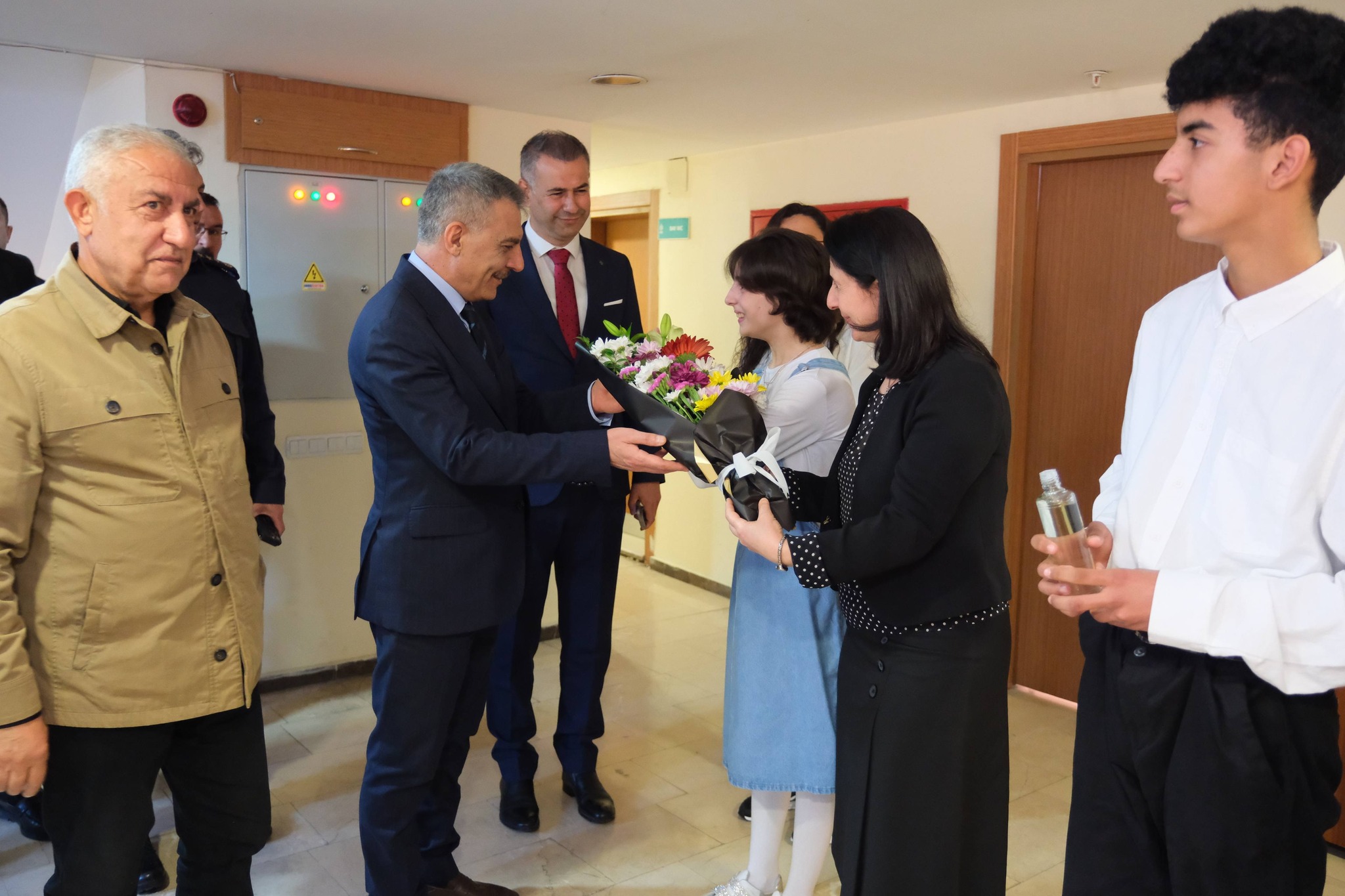  Vali Özkan Öğrencilerle Bir Araya Geldi
