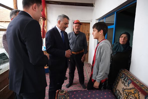 Vali Özkan’dan Servis Kazasında Yaralanan Öğrencilere Geçmiş Olsun Ziyareti
