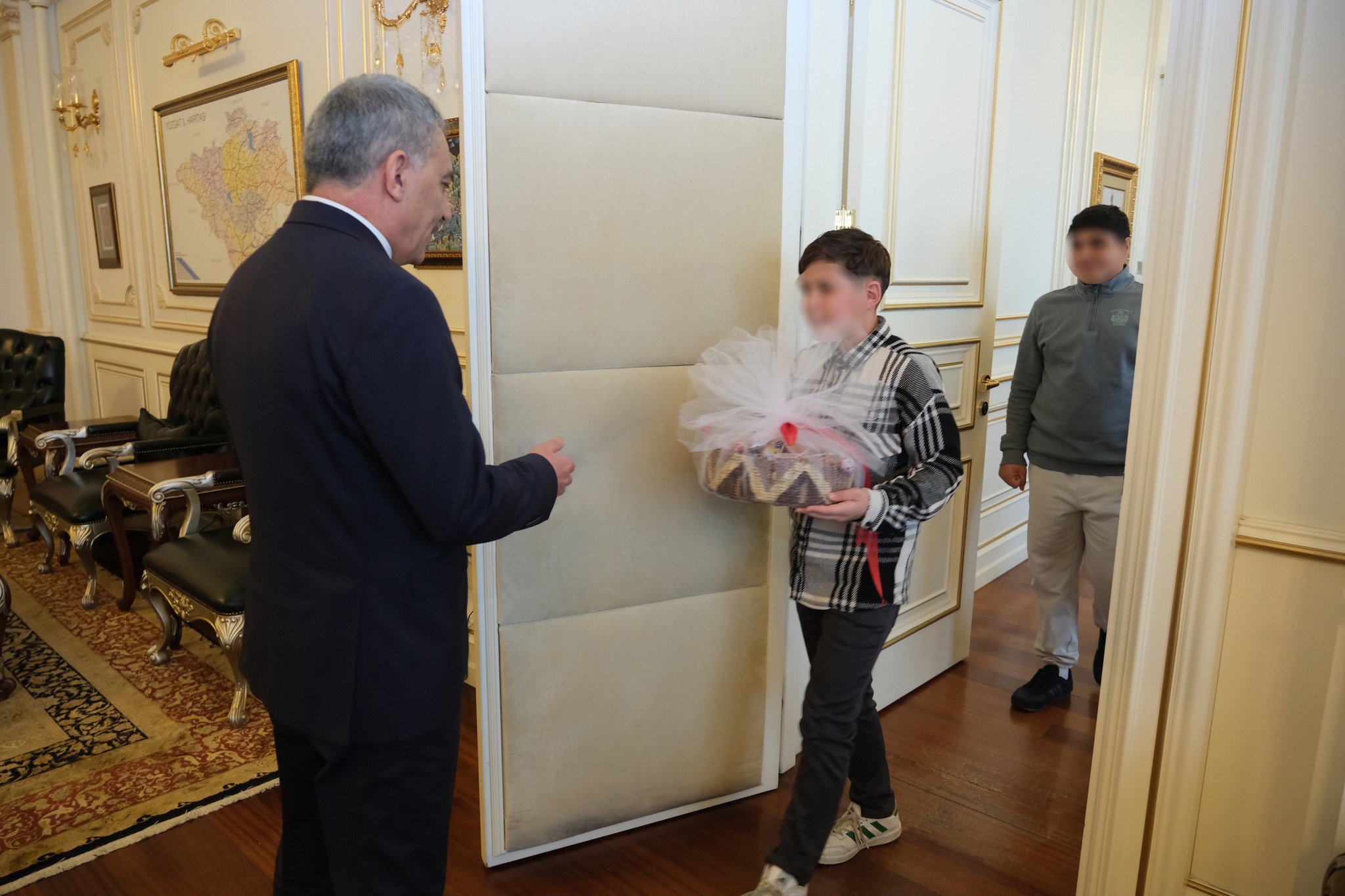 Nevruz Coşkusu Yaşayan Çocuklar, Vali Özkan'ı Ziyaret Etti