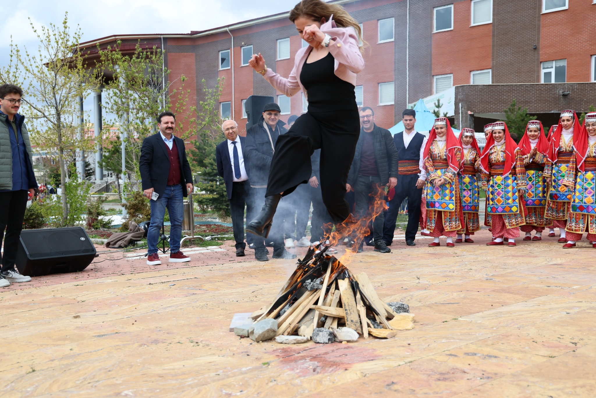 Yozgat Bozok Üniversitesi’nde Hıdırellez Coşkusu: Ateş Yakıldı, Halaylar Çekildi
