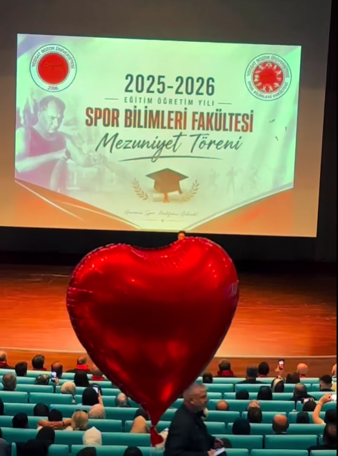 Spor Bilimleri Fakültesi Öğrencileri Mezuniyet Coşkusunu Yaşadı