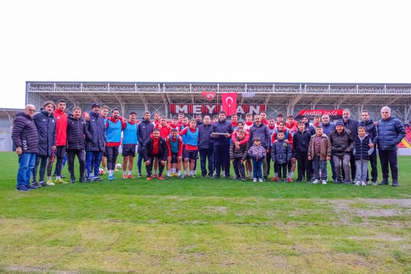 Yozgatspor’a Moral Ziyareti: Faruk Anteplioğlu’ndan Futbolculara Baklava İkramı