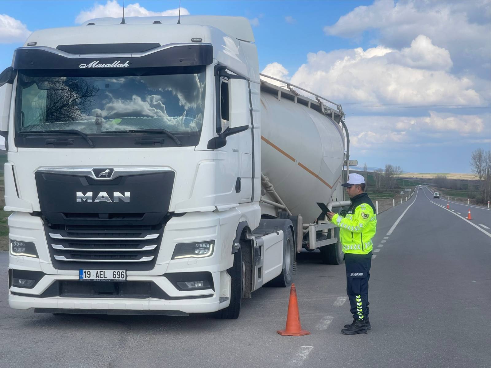 Yozgat’ta Aşırı Tonaj Denetimi: Jandarmadan Sürücülere Kritik Uyarı
