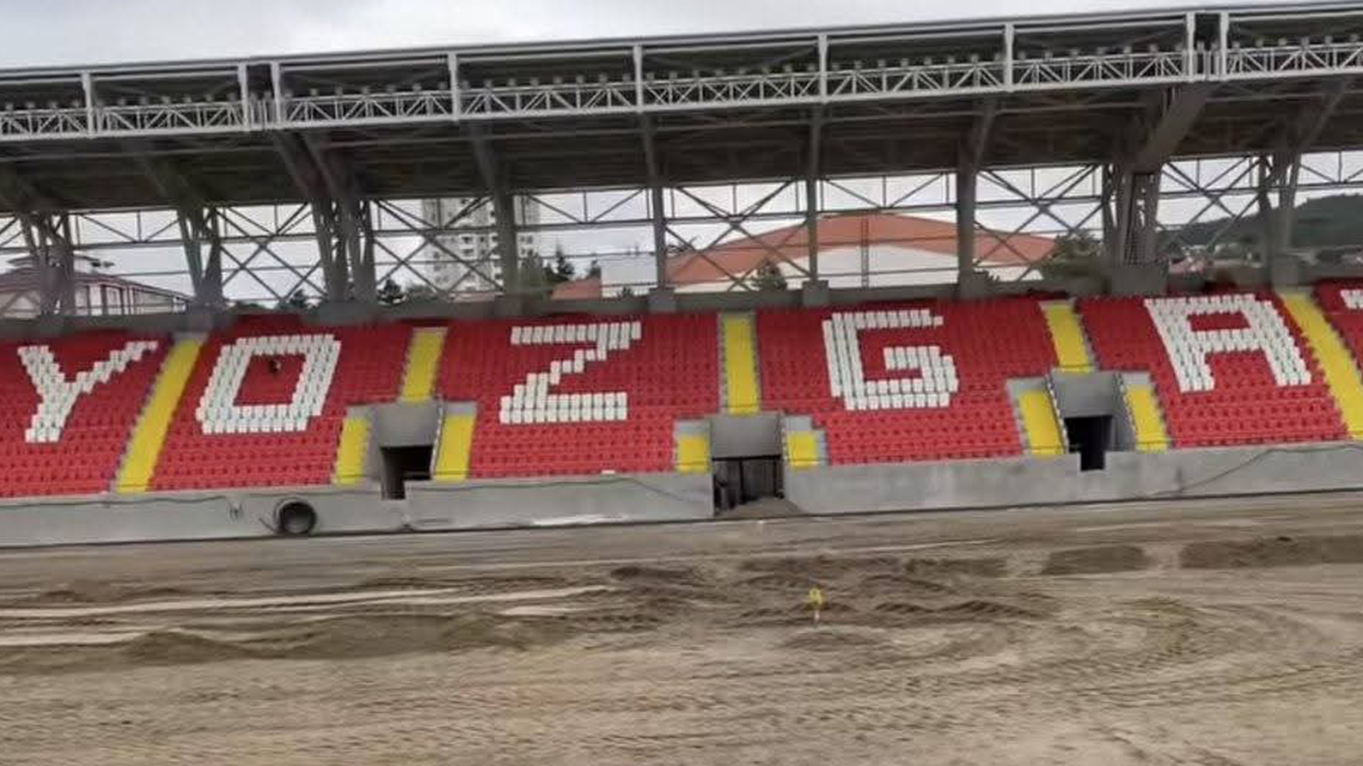 Tribün rengi tartışma konusu oldu